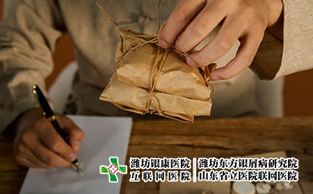 摄图网_501674736_中医医师调配中药（企业商用）